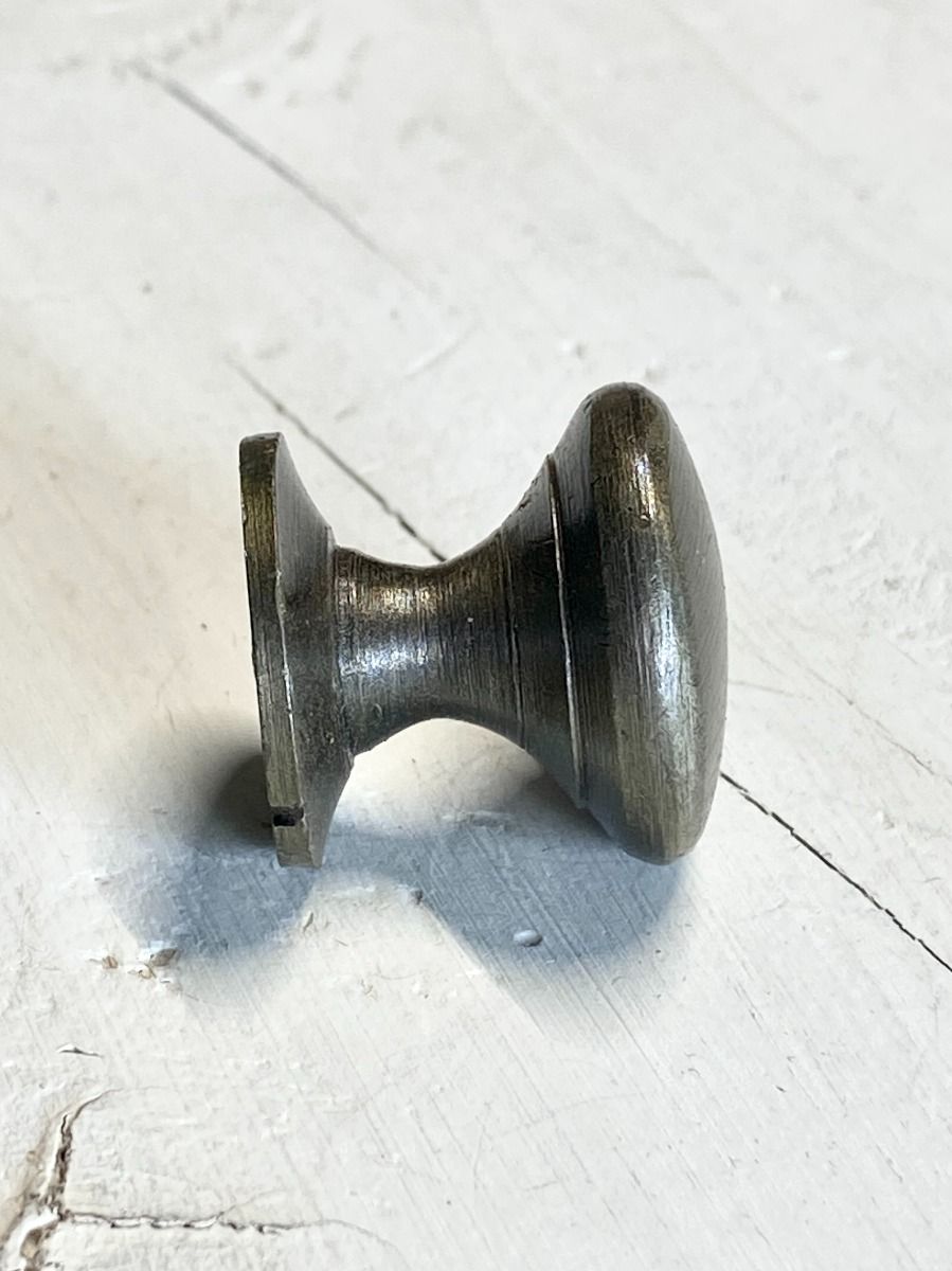 Knob copper coloured