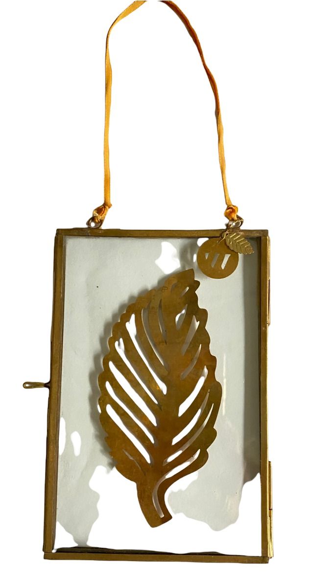 Photoframe with deco leaf