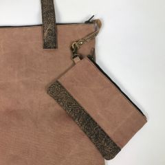Canvas bag with leather details.