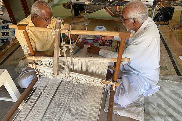 Weldaad loves the craftmanship of these weavers in India!