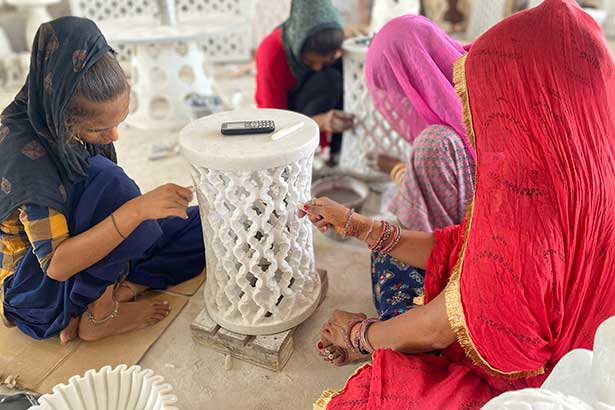 Prachtig handwerk voor Weldaad Authentic Interior door vrouwen in India